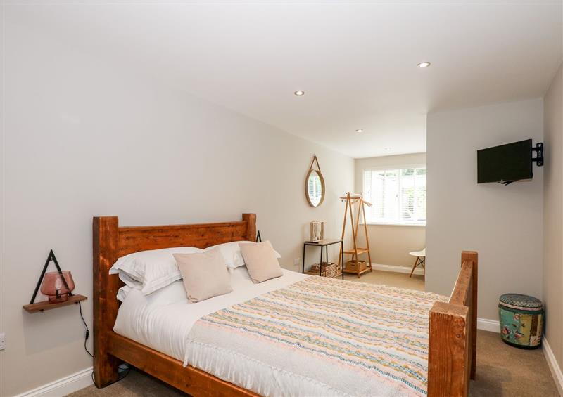 A bedroom in Daisy Tree Cottage at Daisy Tree Cottage, Woodhall Spa