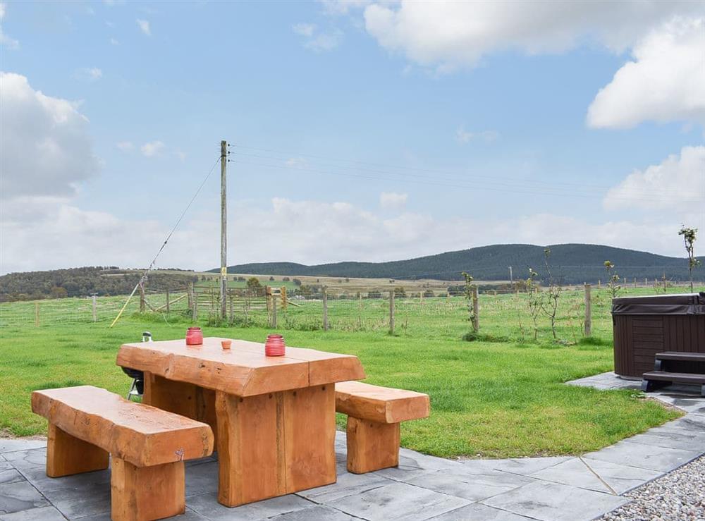 Outdoor eating area at Dalbuaick Farm Cottages in Carrbridge, Inverness-Shire