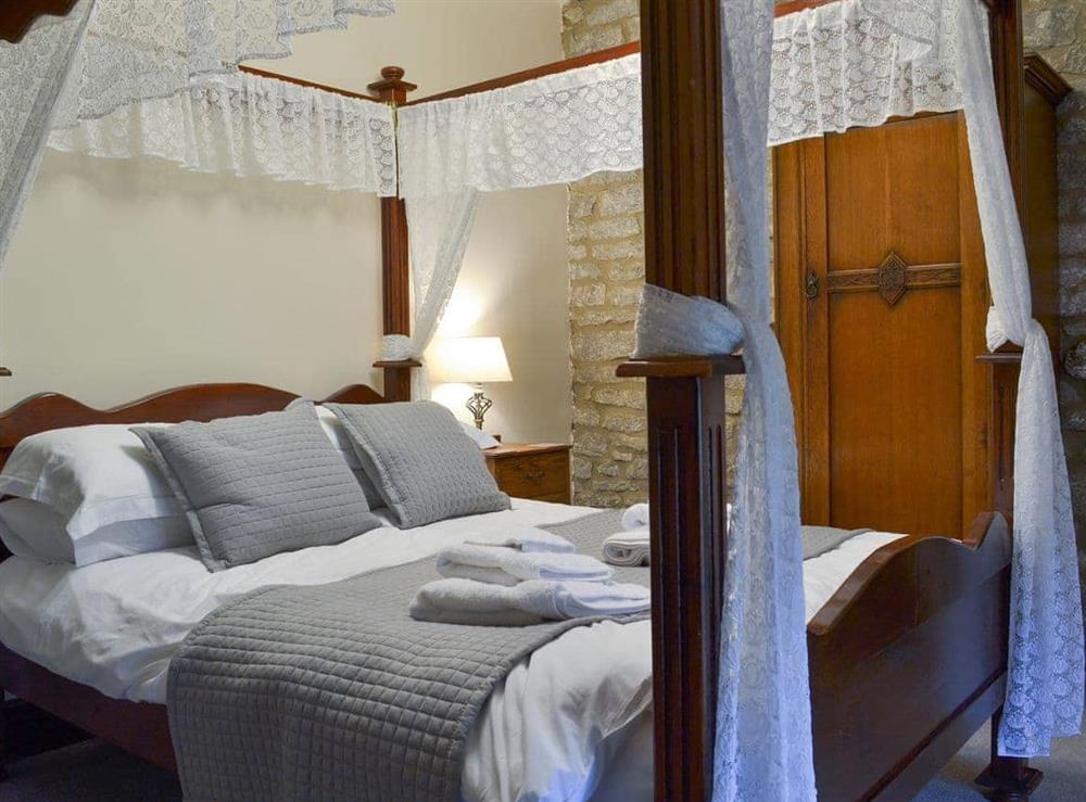 Romantic four poster double bed at Dale House Farm Cottage in Monyash, near Bakewell, Derbyshire