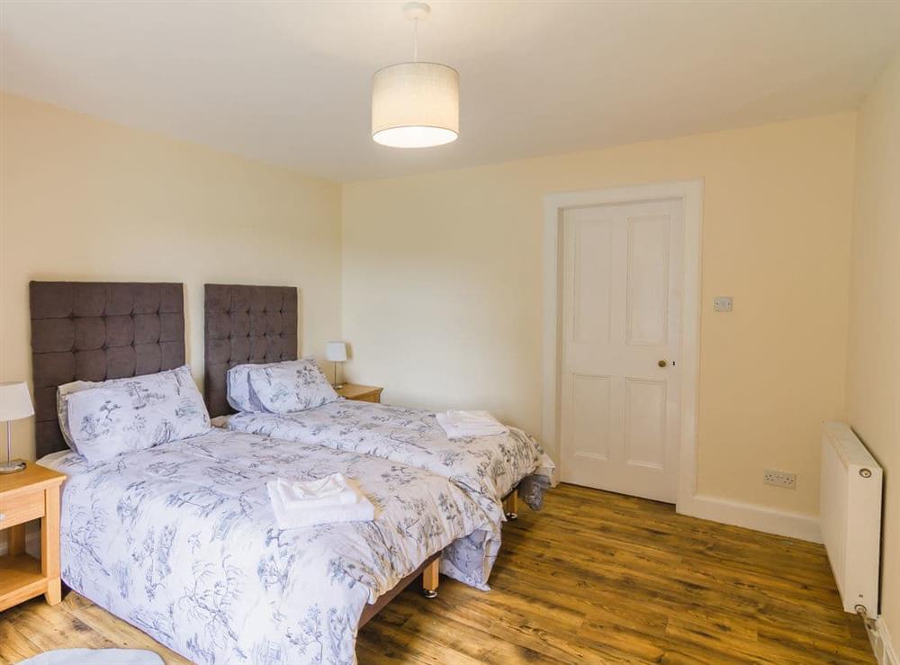 Spacious twin bedroom (bedroom 1) at Keepers Cottage, 