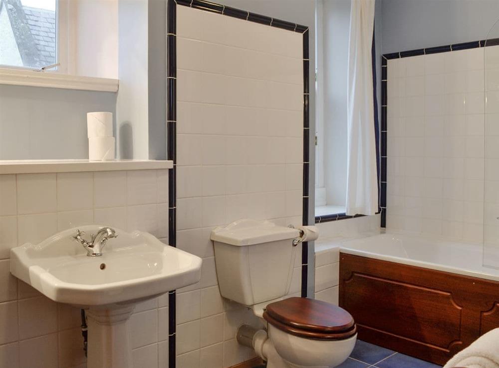En-suite Bathroom (photo 2) at Dalnaglar Castle, 