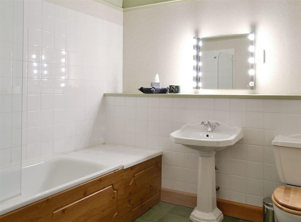 En-suite Bathroom at Dalnaglar Castle, 