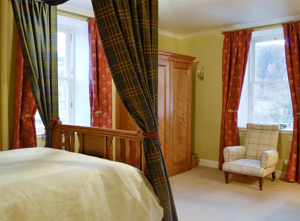 Light and airy four poster en suite double bedroom at Dalnaglar Castle, 