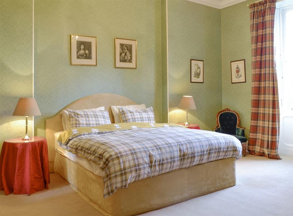 Relaxing en-suite double bedroom at Dalnaglar Castle, 