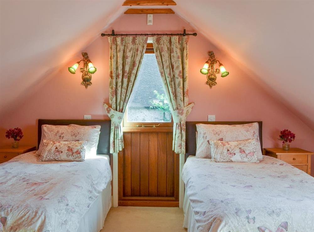 Comfortable twin bedroom at Darwin Cottage in Polegate, East Sussex