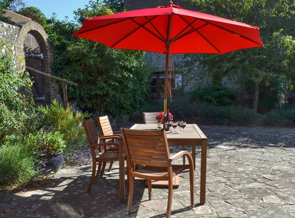 Enclosed courtyard with sitting-out-area at Darwin Cottage in Polegate, East Sussex