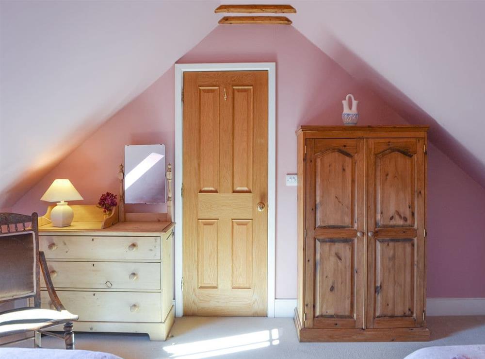 Good-sized twin bedroom at Darwin Cottage in Polegate, East Sussex