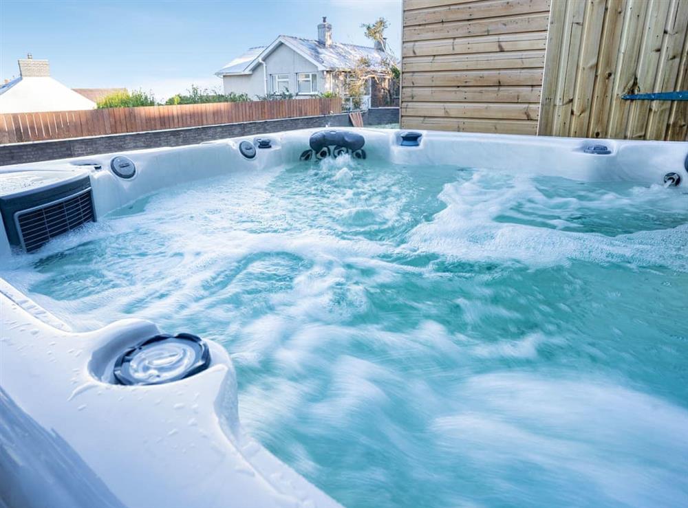 Hot tub at Dau Ddeg in New Quay, Dyfed
