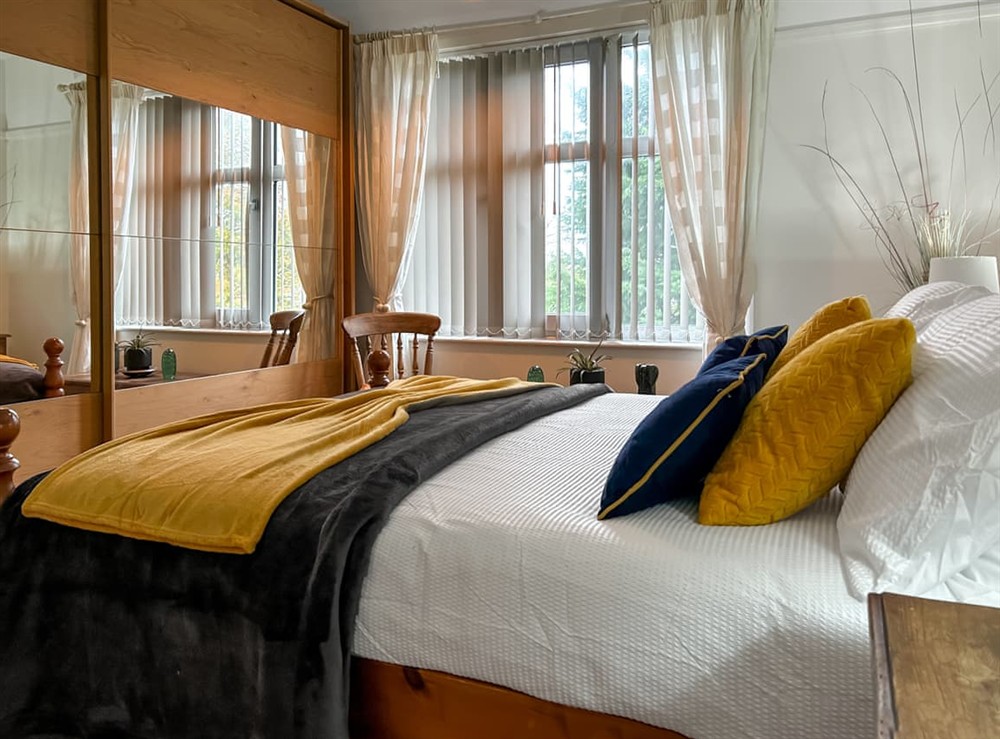 Double bedroom (photo 2) at Davies House in West Bridgford, near Nottingham, Nottinghamshire