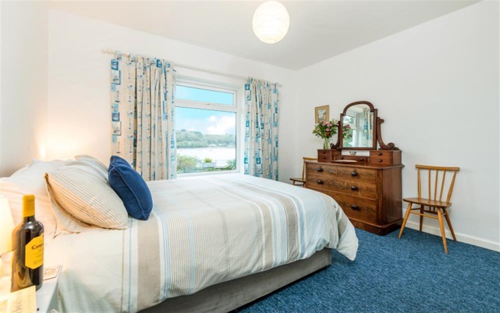 The twin bedroom is tastefully decorated and furnished. at Demelza 1 in Helford Passage