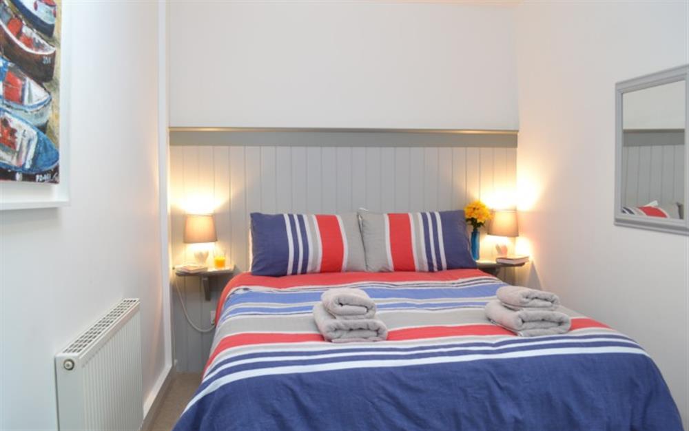 The double bedroom is cosy and modern at the same time. at Demelza 2 in Helford Passage