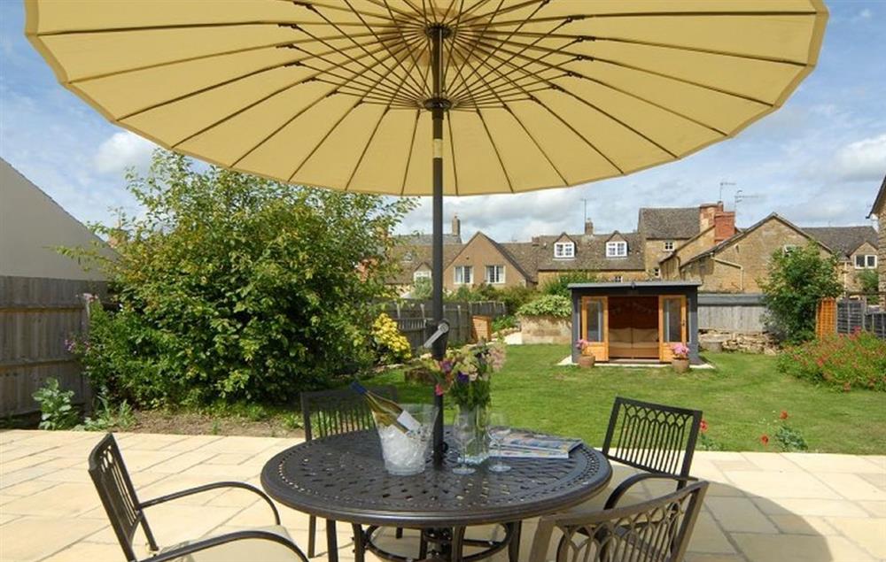 looking from the patio towards the summer house at Diamond Cottage, Chipping Campden