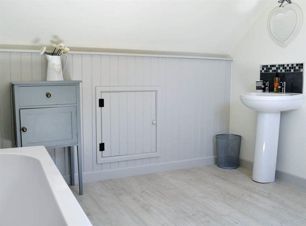 Modern en-suite bathroom (photo 2) at Didfa in Llangoed, near Beaumaris, Gwynedd