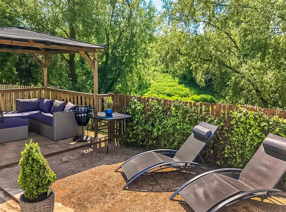 Sitting-out-area at Diglis Lock Cottage in Worcester, Worcestershire