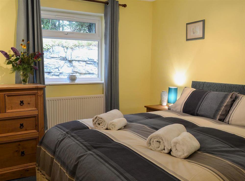 Kingsize bedroom with en-suite bathroom at Dildre in Bwlch-Llan, near Aberaeron, Dyfed