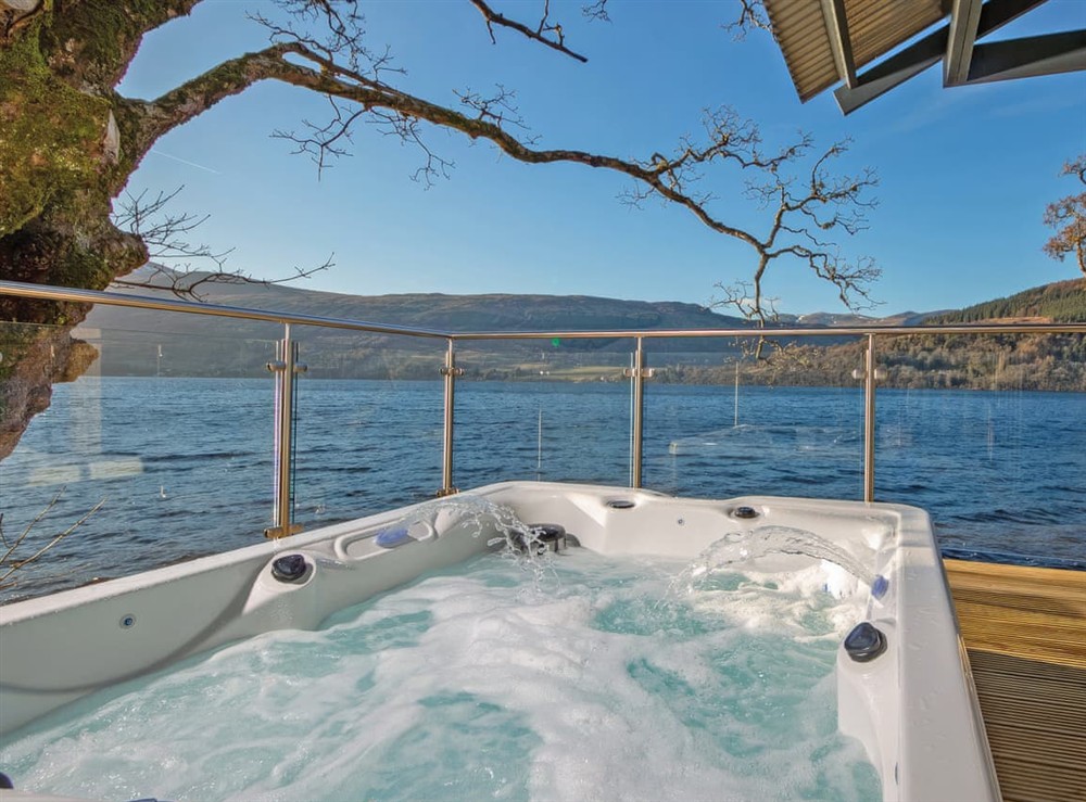Hot tub at Dipper Boathouse in Acharn, Perthshire