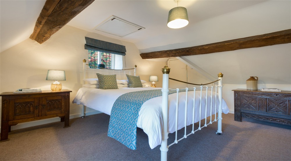 The king-size bedroom in the eaves of Distons Cottage, Gloucestershire at Diston's Cottage in Broadway, Gloucestershire