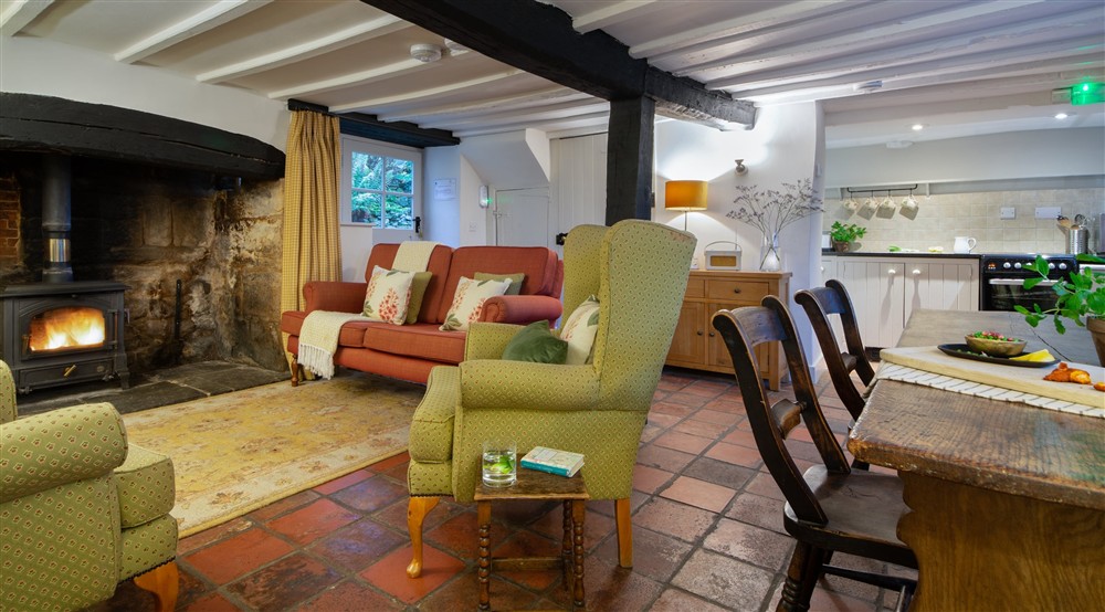 The living and dining area at Diston's Cottage in Broadway, Gloucestershire