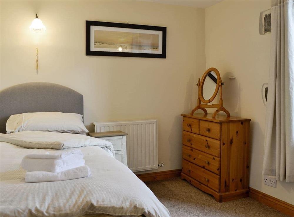 Comfortable twin bedroom at Doddick Chase Cottage, 
