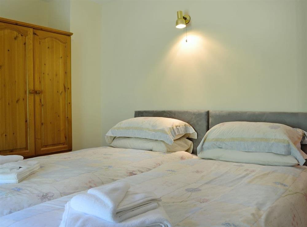 Charming twin bedroom at Grajo Cottage, 