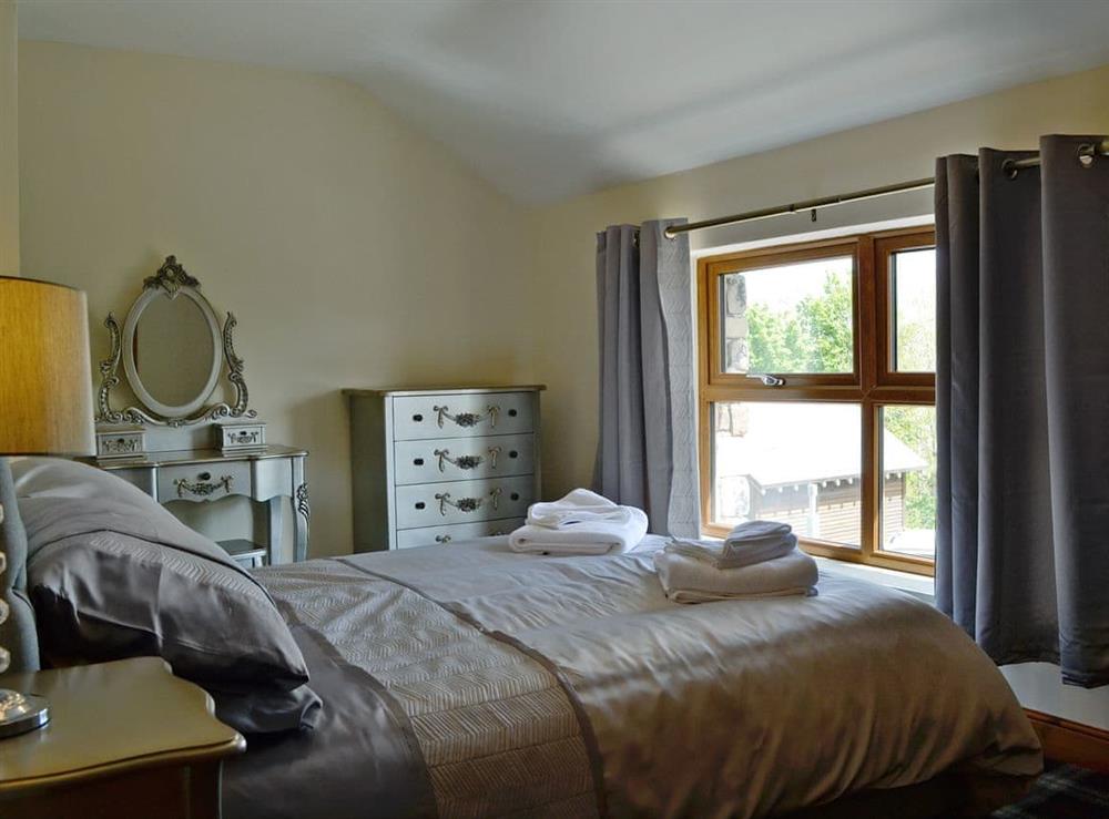 Elegant double bedroom (photo 2) at Grajo Cottage, 