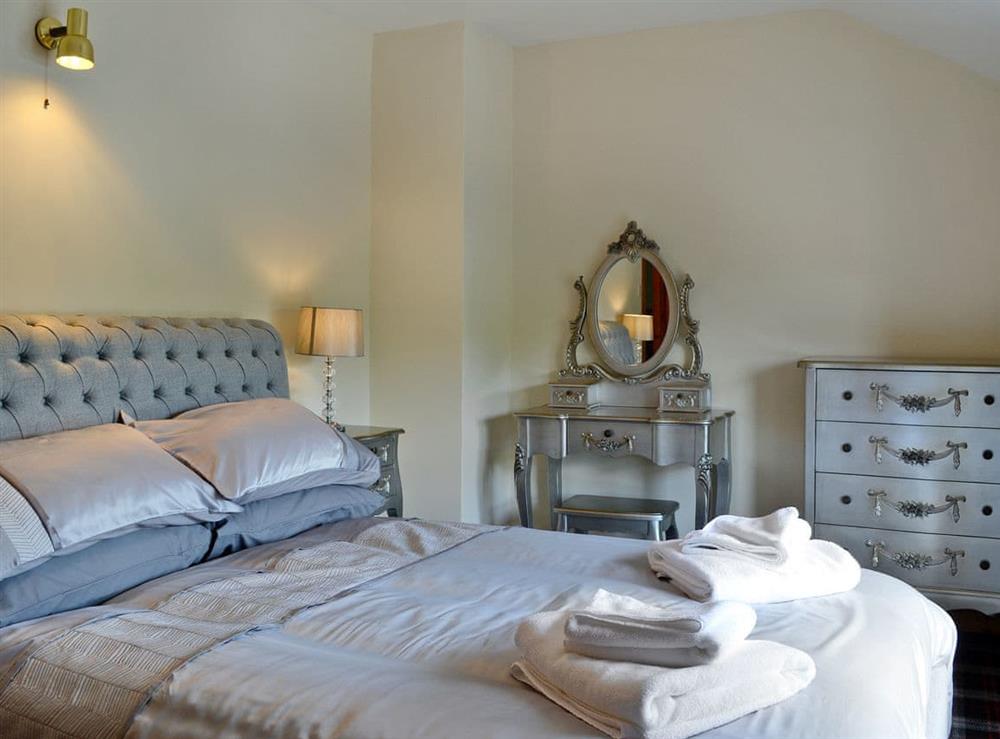 Elegant double bedroom at Grajo Cottage, 