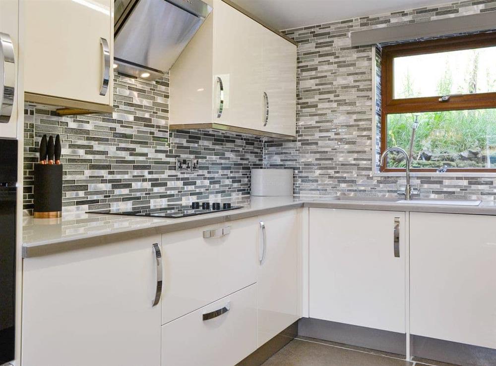 Well-equipped fitted kitchen at Grajo Cottage, 