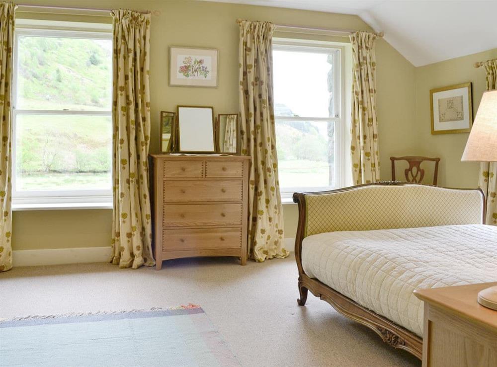 Spacious en-suite master bedroom at Dol Y Clochydd in Llanfachreth, near Dolgellau, Gwynedd