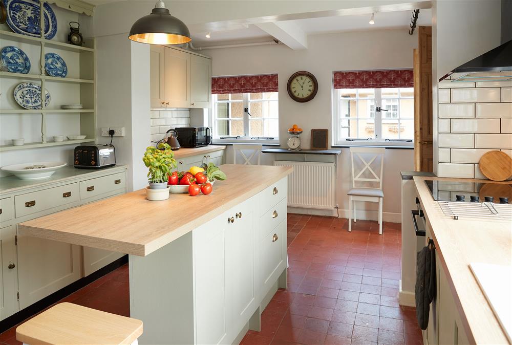 The well-equipped kitchen with breakfast bar at Dolbelidr, Saint Asaph