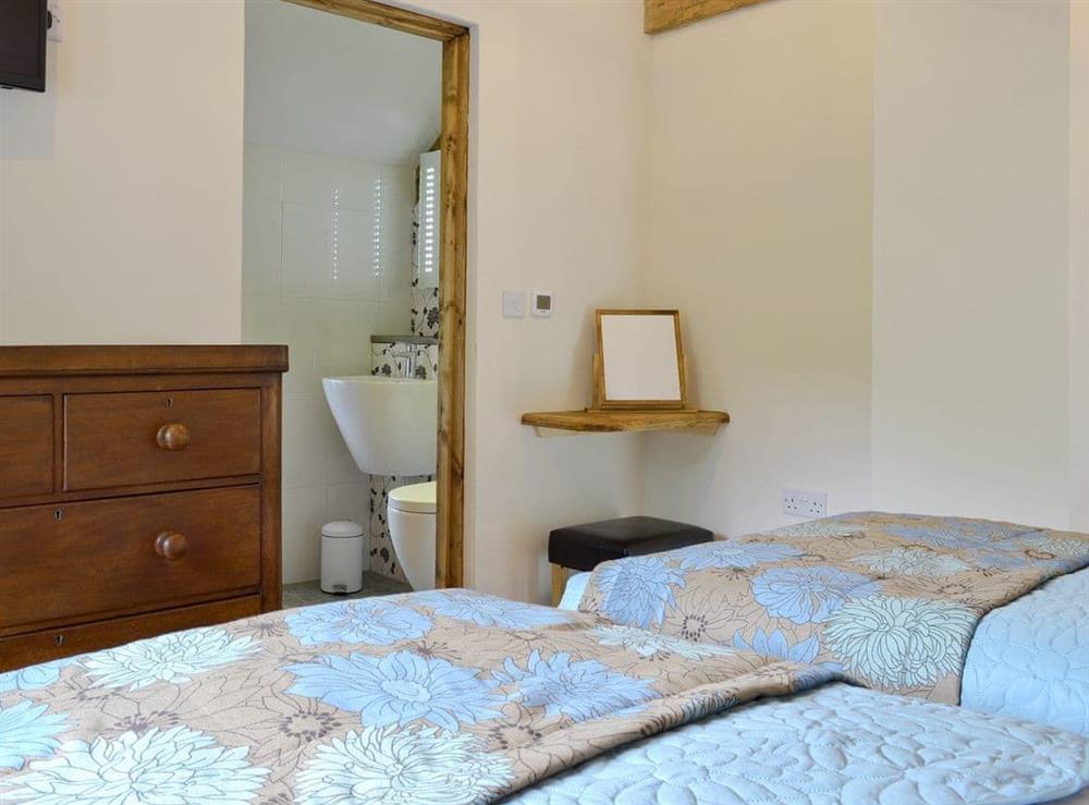 Twin bedroom with en-suite at Stable Cottage, 