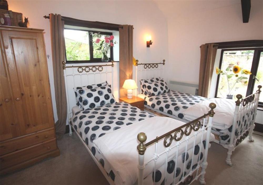Pretty twin bedroom at Dolittles Den in Bodmin Moor