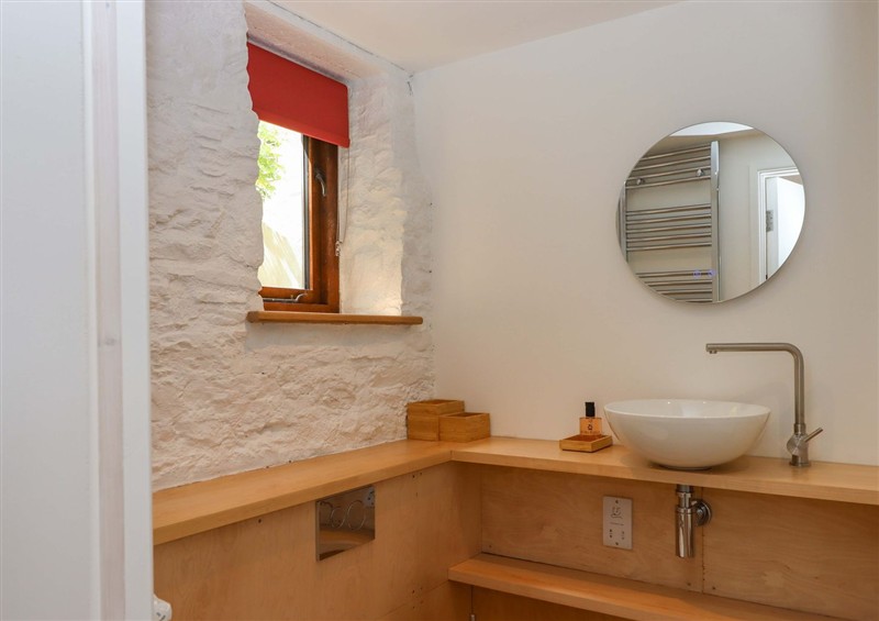 The bathroom at Dolphin Cottage, Galmpton