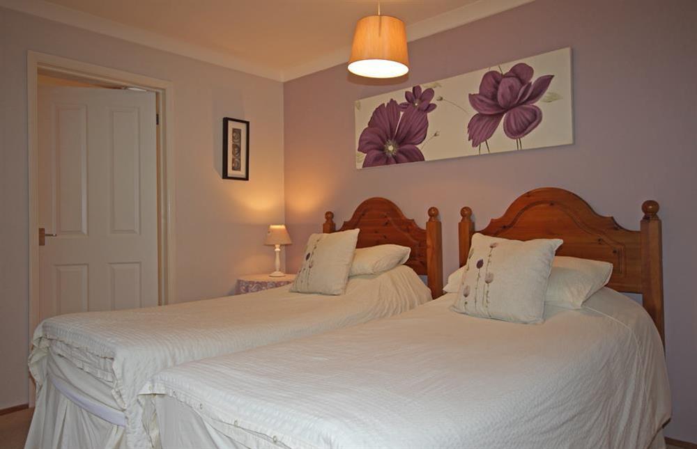 En suite twin bedroom at Dolphins in South Sands, Salcombe