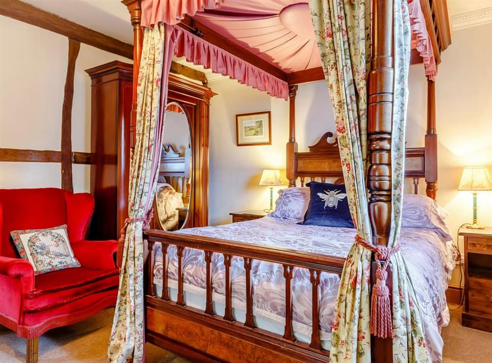 Four Poster bedroom at The Pigsty, 