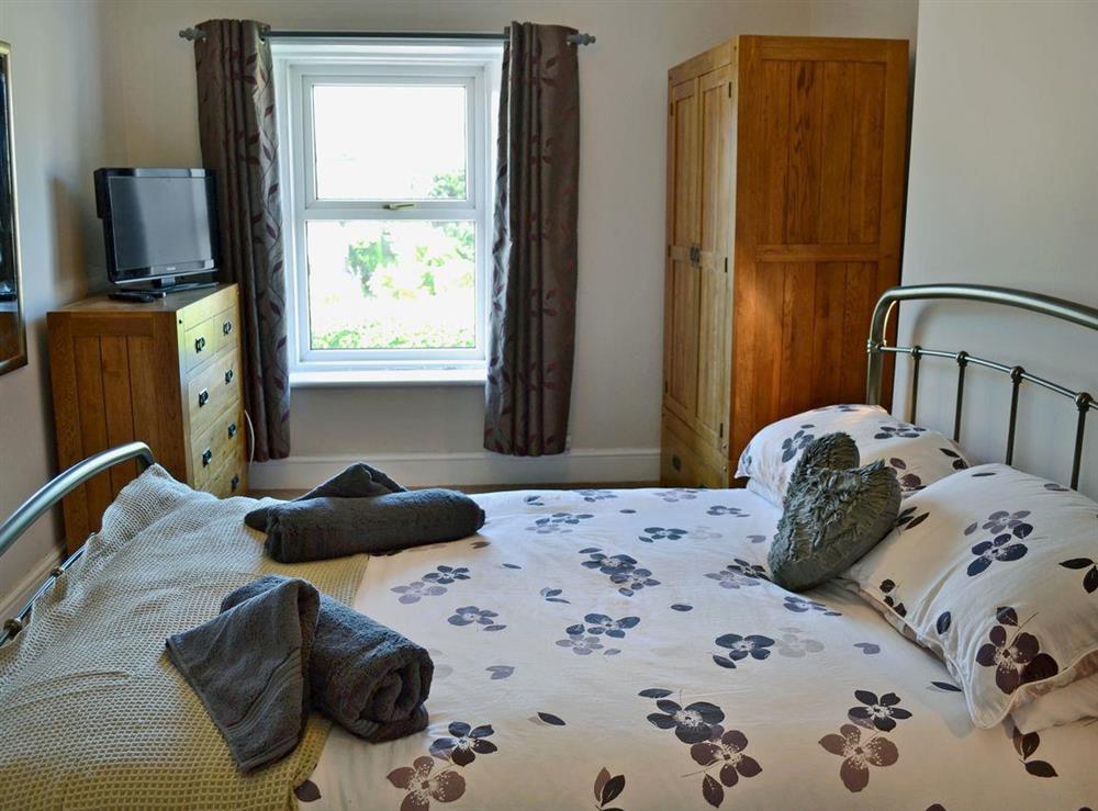 Comfortable double bedroom with en-suite shower room at Dots House in Alnwick, Northumberland