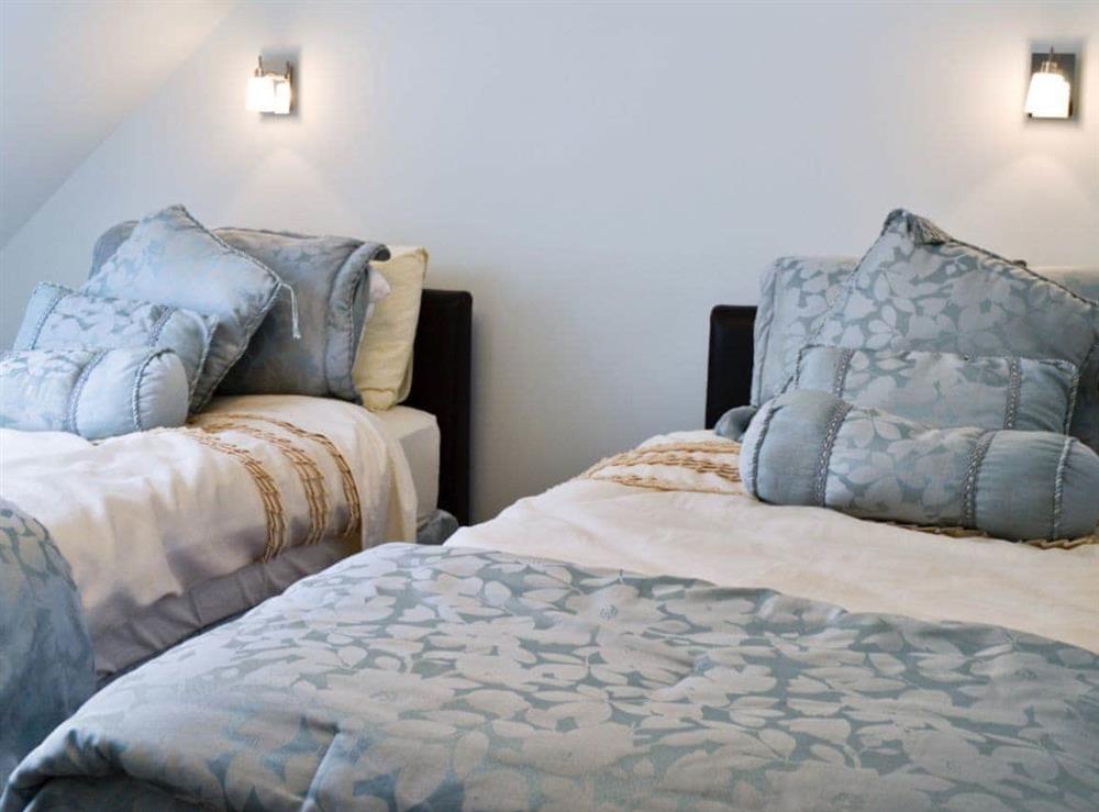 Twin bedroom at Dove Cottage in Ampney Crucis, near Cirencester, Gloucestershire