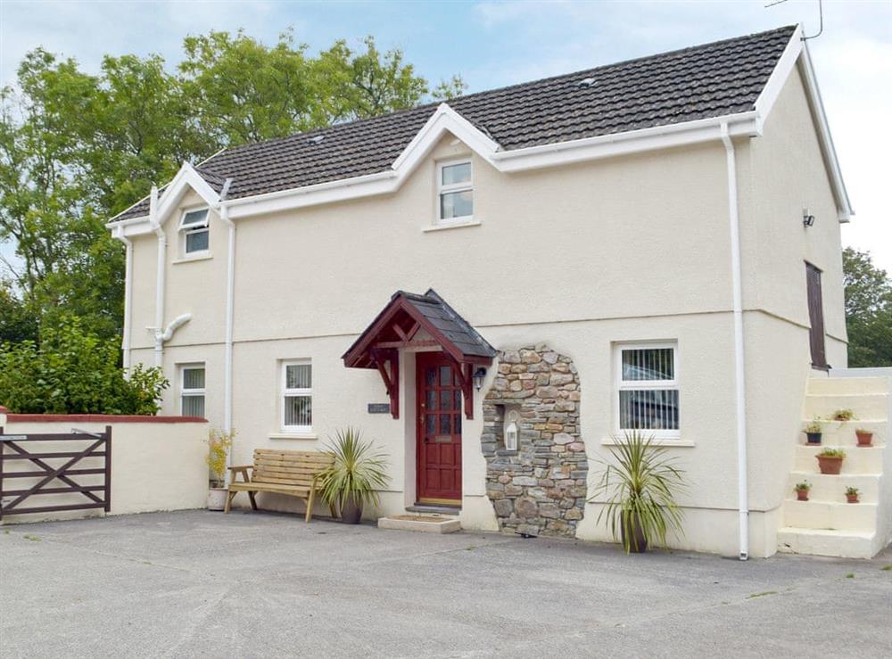 Delightful holiday home at Dove Cottage in Pontyates, near Kidwelly, Dyfed