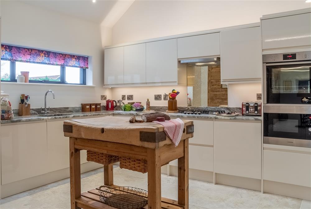 Open plan living space with well-equipped kitchen at Downbridge Lodge, Hoxne, near Eye
