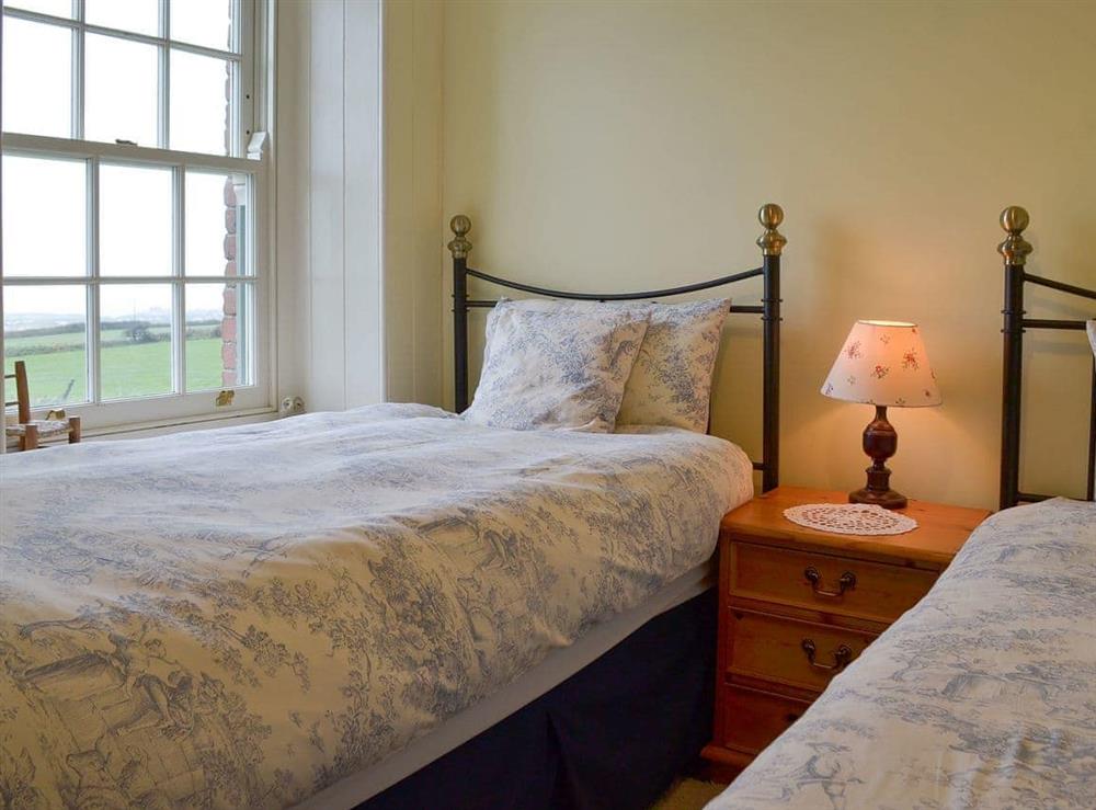 Well appointed twin bedded room at Downhouse Cottage in Delabole, near Tintagel, Cornwall