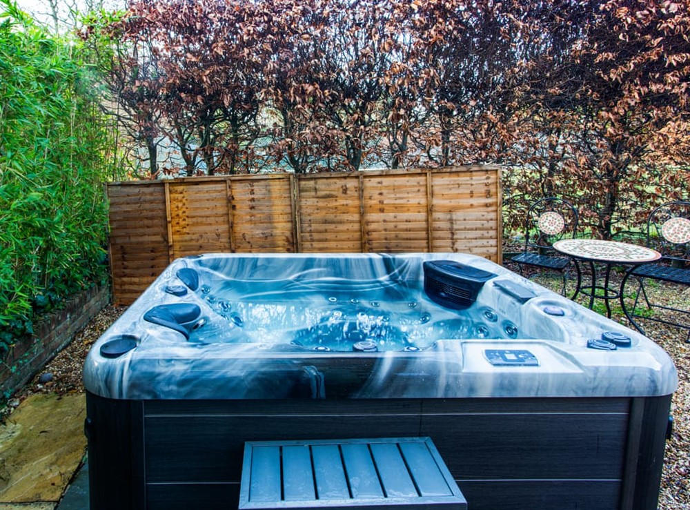 Jacuzzi at Cosy Annexe, 