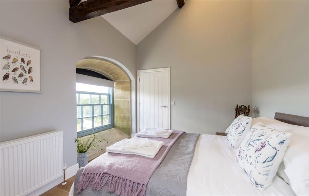 Bedroom three with king-size bed and en-suite shower room at Drackenorth Lodge, Hooke