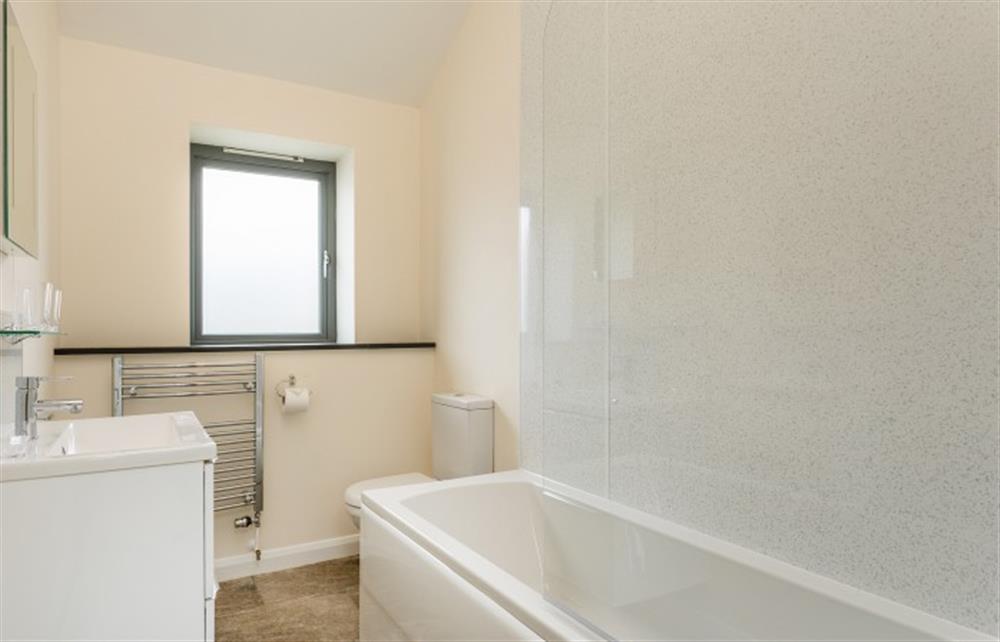 The family bathroom with shower over bath at Dragon Barn, Tintagel