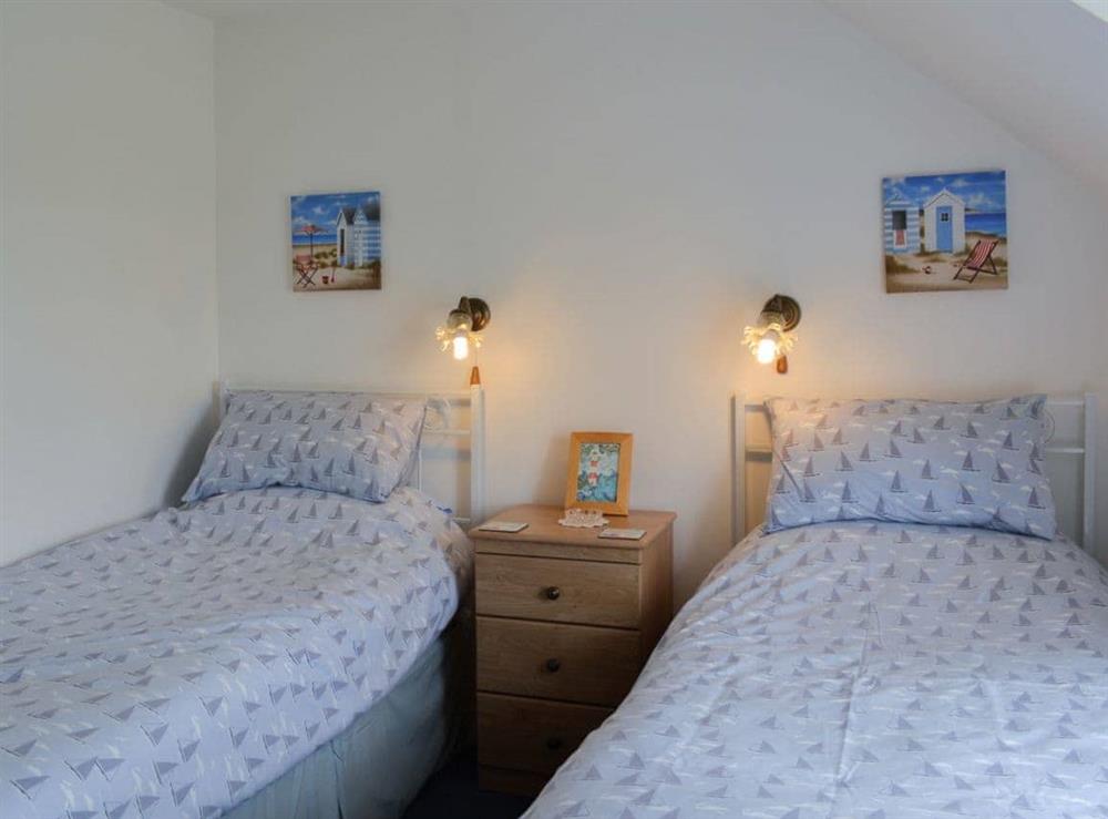 Charming twin bedded room at Dragonfly Cottage in Brompton by Sawdon, North Yorkshire