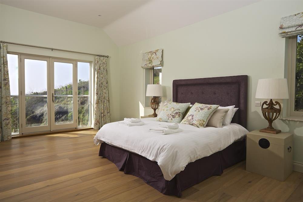 Sumptous master suite with super-King size bed and sea views at Drake House in , Hope Cove