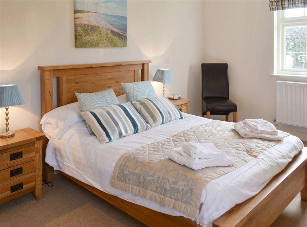 Peaceful en-suite double bedroom at Driftwood Cottage in Newton-by-the-Sea, near Alnwick, Northumberland