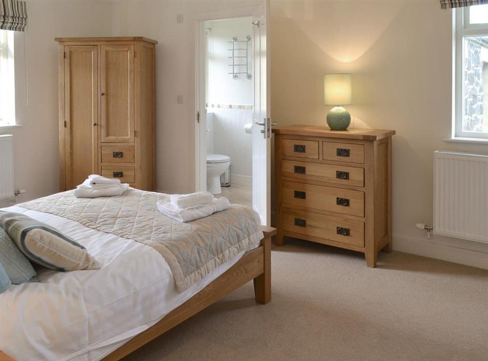 Relaxing en-suite double bedroom at Driftwood Cottage in Newton-by-the-Sea, near Alnwick, Northumberland