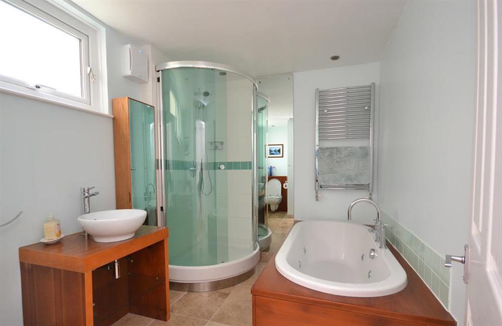 The master en suite with bath and separate shower at Driftwood, Dartmouth
