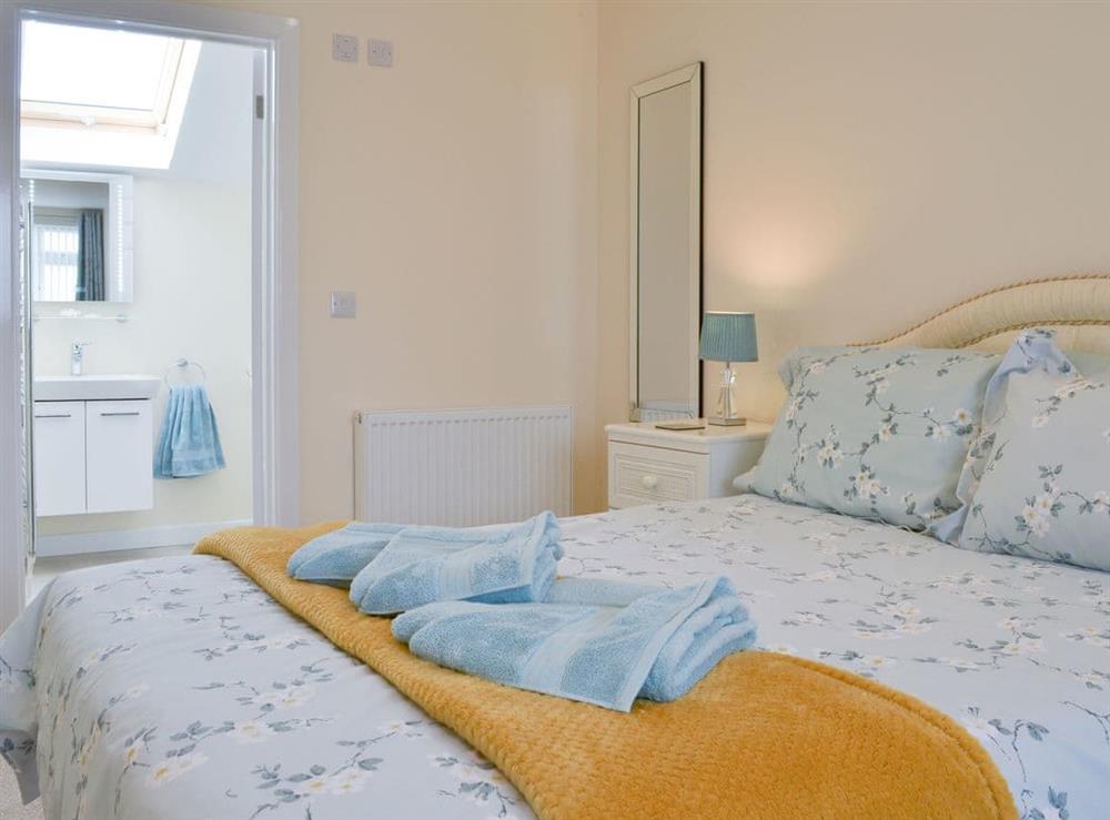 Delightful bedroom with en-suite at Driftwood in Port Isaac, Cornwall