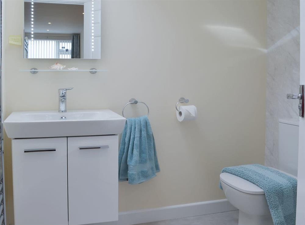 En-suite with heated towel rail at Driftwood in Port Isaac, Cornwall
