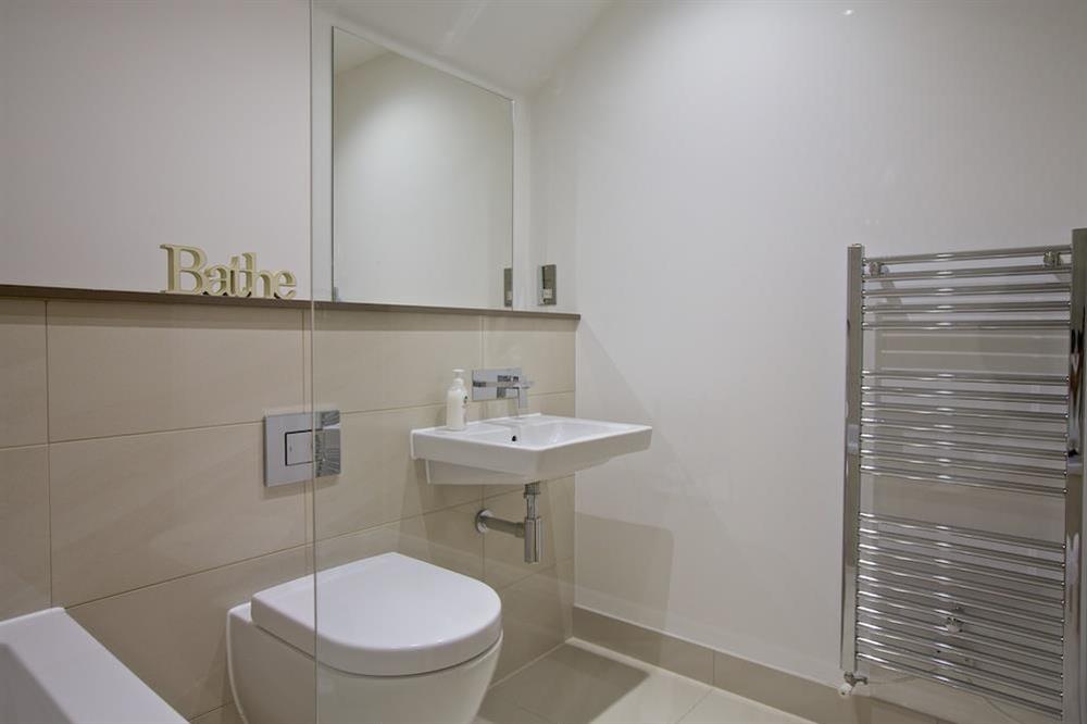 Family bathroom at Driftwood in , Salcombe